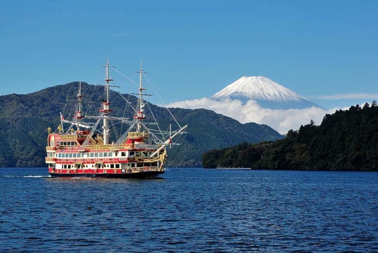 Paseo en barco pirata por el lago Ashi