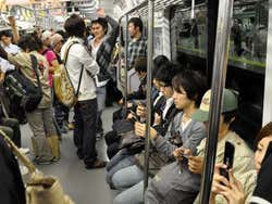 Metro de Tokio, adictos al móvil