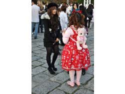 Muchas chicas sacan a pasear a sus peluches